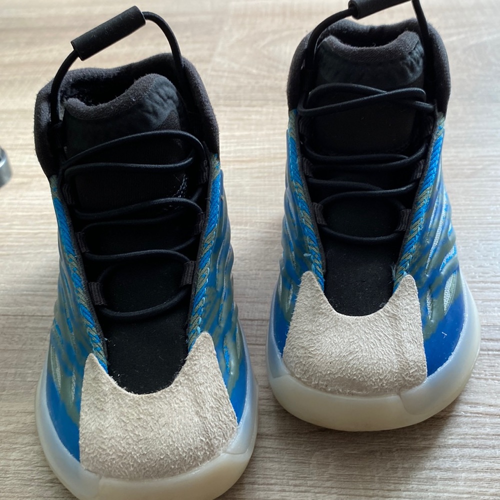 YZY QNTM INFANTS 6K , still have box  worn 2/3 times